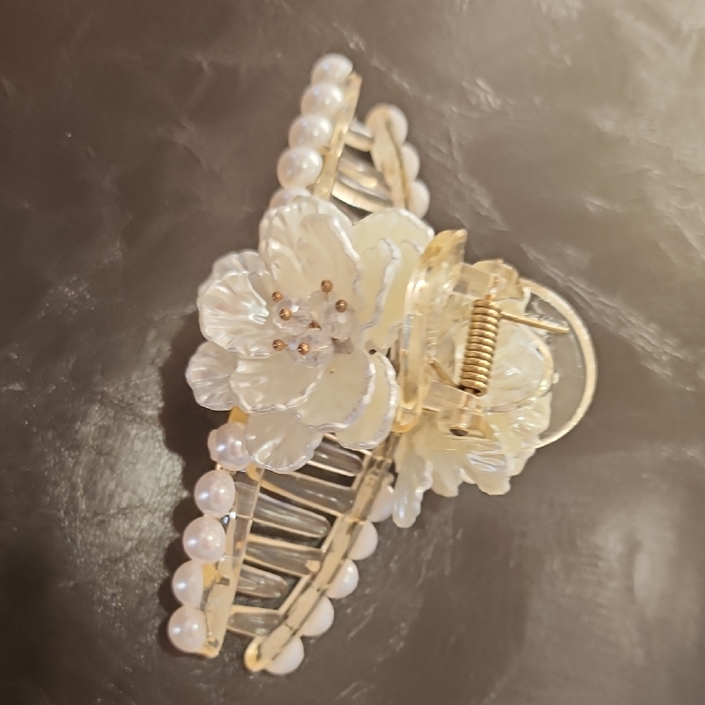 Elegant Floral Hair Clip with Pearls
